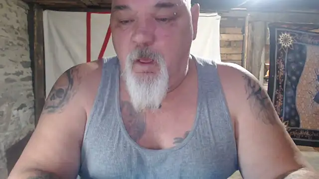 Newfiesausage1972 online show from April 2026 11:31:02 AM