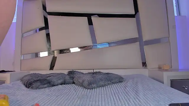 chrystal js online show from March 2026 01:15:01 PM