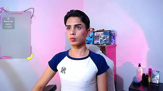 OwenBluee online show from November 2025 05:39:01 AM