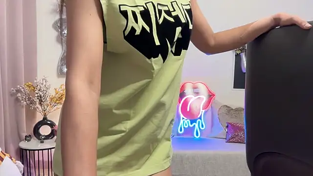 Unique-Beauty online show from April 2026 06:55:01 PM