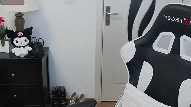 pretty little thing online show from April 2026 07:31:02 PM