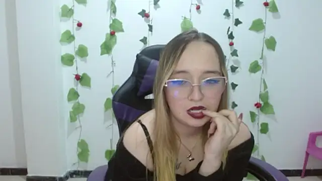 Liaroberts1 online show from May 2026 04:50:01 AM
