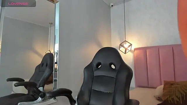 SUNNYCYRUS online show from April 2026 12:52:02 PM