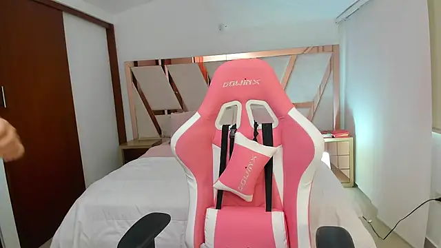 emma lopes online show from April 2026 09:37:01 PM