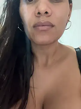 ambarsmith02 online show from April 2026 09:56:01 PM