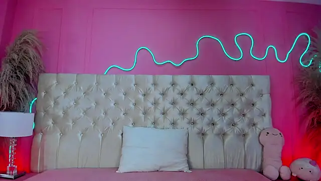 Julieta Cortes   online show from March 2026 12:43:02 PM