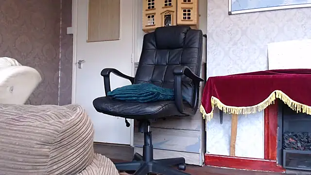 MrStraightDik online show from November 2025 12:37:02 PM