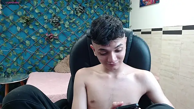 Snapshot of Waturox chatting on November 2025 07:32:02 PM Waturox online show from November 2025 07:32:02 PM