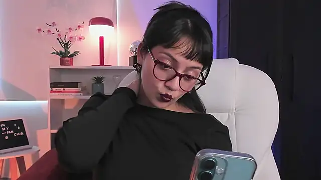 nahiapaws online show from April 2026 06:23:01 PM