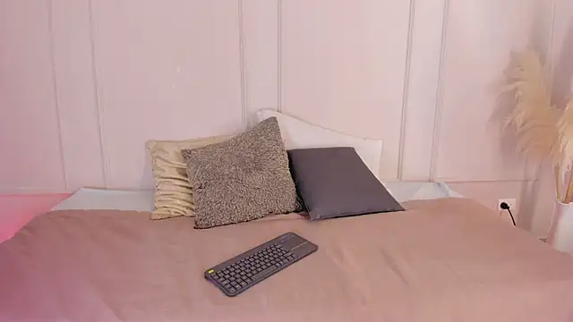 Mariapettit online show from April 2026 01:03:01 PM