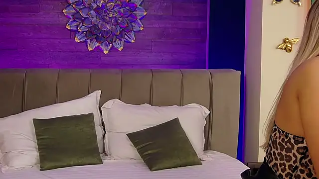 LoraDevine online show from September 2025 07:25:02 PM