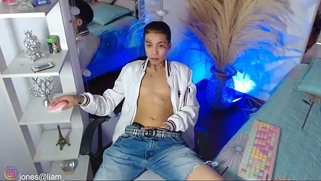 Jonesliam23 online show from March 2026 07:21:02 PM