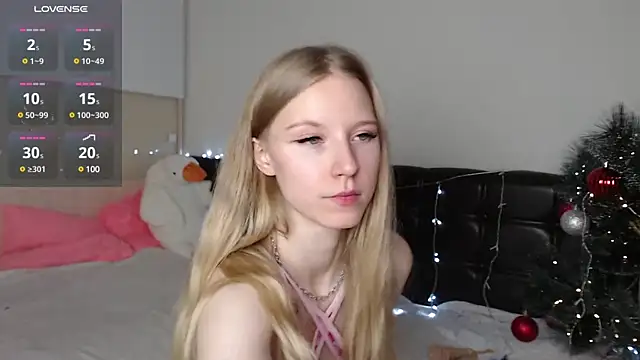 Snapshot of Cutieblondegirl chatting on January 2025 08:10:02 PM Cutieblondegirl online show from January 2025 08:10:02 PM