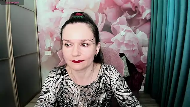 Snapshot of AriaGray chatting on June 2026 04:12:02 PM AriaGray online show from June 2026 04:12:02 PM