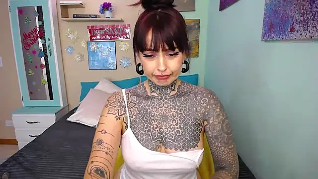 Snapshot of LolaRouse chatting on December 2024 09:11:01 PM LolaRouse online show from December 2024 09:11:01 PM