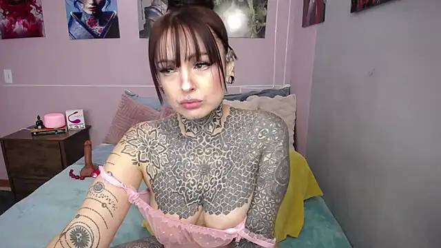 Snapshot of LolaRouse chatting on January 2026 08:47:01 PM LolaRouse online show from January 2026 08:47:01 PM