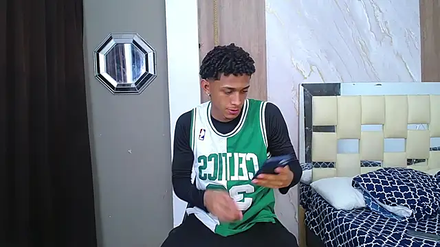 dominic smith  online show from November 2025 12:32:02 AM