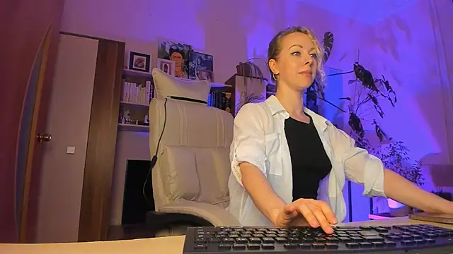 LylithSkye online show from April 2026 03:43:01 PM