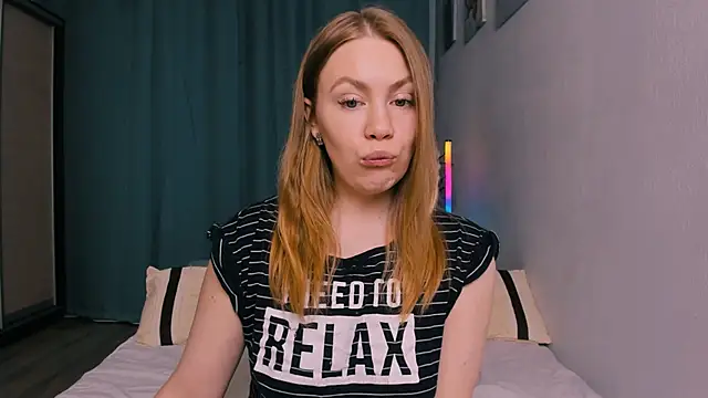 InsatiableFoxX online show from April 2026 09:15:01 PM