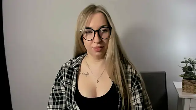 Snapshot of AriaDesire chatting on March 2026 07:36:02 AM AriaDesire online show from March 2026 07:36:02 AM