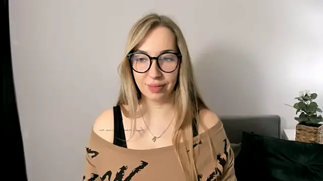 Snapshot of AriaDesire chatting on March 2026 08:08:02 AM AriaDesire online show from March 2026 08:08:02 AM