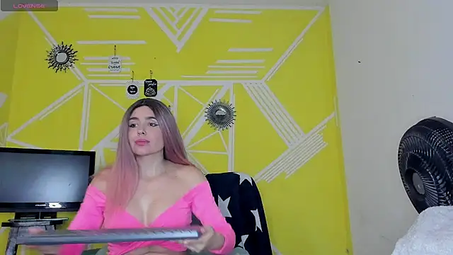 Nikolle Rouss online show from December 2025 03:59:02 AM