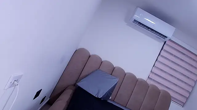 nicol f online show from April 2026 03:01:01 AM