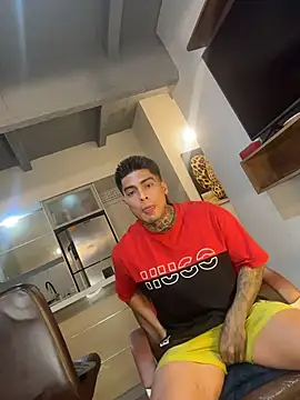 Snapshot of Dominiofit chatting on December 2025 01:44:01 AM Dominiofit online show from December 2025 01:44:01 AM