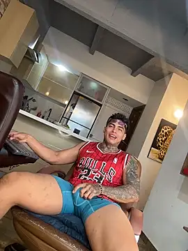 Snapshot of Dominiofit chatting on December 2025 10:06:02 PM Dominiofit online show from December 2025 10:06:02 PM