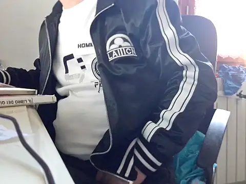 Snapshot of zwc147369 chatting on October 2025 03:42:01 PM zwc147369 online show from October 2025 03:42:01 PM