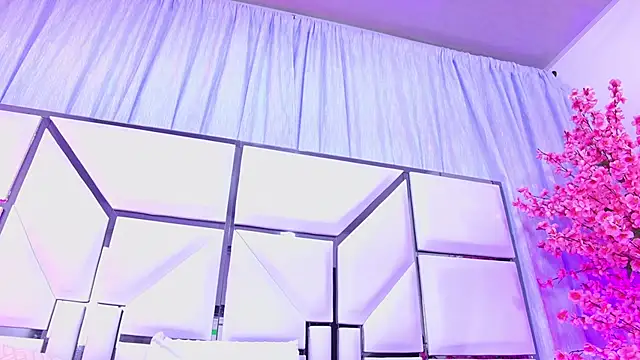 AlliciaKim online show from April 2026 12:32:01 PM