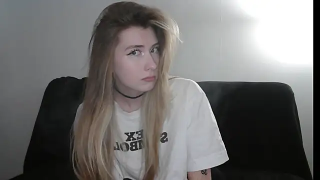 ErikaShyy online show from April 2026 01:41:01 PM