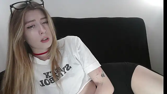 ErikaShyy online show from June 2026 11:49:02 AM