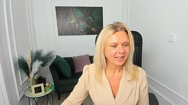 AgathaKlouin online show from April 2026 07:30:02 PM