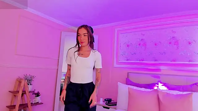 scarlet castro online show from March 2026 04:36:01 PM