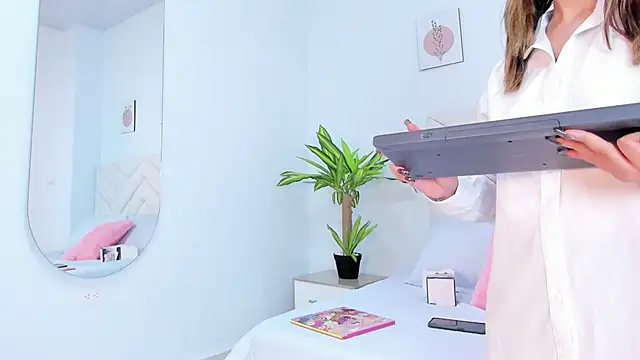 Bella reaset18 online show from December 2024 07:32:02 PM