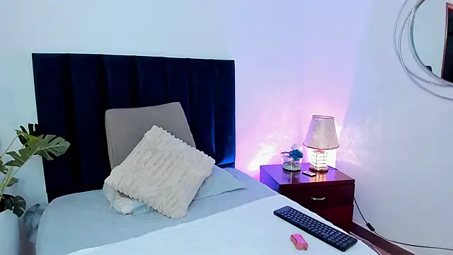 Snapshot of HollyHudsonn chatting on December 2024 12:00:02 PM HollyHudsonn online show from December 2024 12:00:02 PM