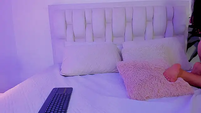 Mia brunette26 online show from December 2024 04:21:01 PM