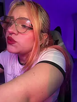 Snapshot of SophiaWeestt99 chatting on June 2026 01:07:02 AM SophiaWeestt99 online show from June 2026 01:07:02 AM
