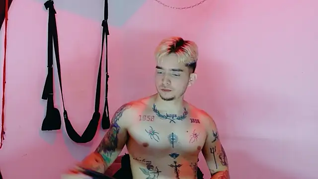 AliceandMax online show from April 2026 01:52:02 PM