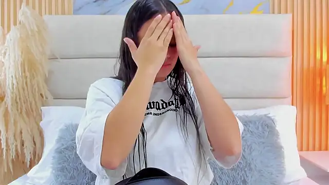 Jaslyn  Smith online show from March 2026 01:39:01 PM