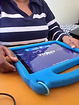 Snapshot of kittymmf chatting on April 2026 07:52:01 AM kittymmf online show from April 2026 07:52:01 AM