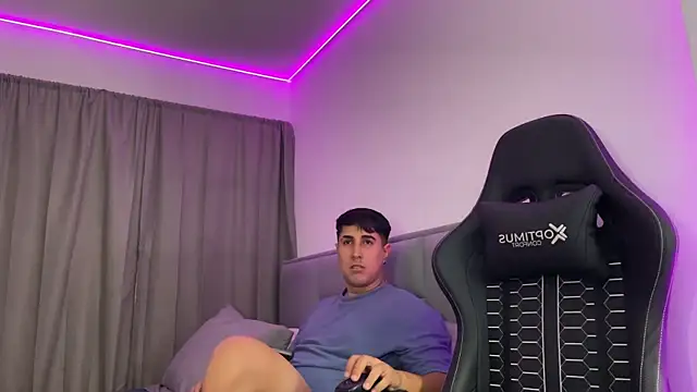 Snapshot of dereckbrownn chatting on November 2025 02:43:02 AM dereckbrownn online show from November 2025 02:43:02 AM