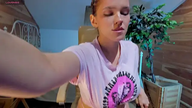 AdalynGlows online show from April 2026 11:18:02 AM