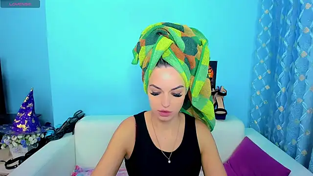 LindaaLu online show from November 2025 03:01:02 AM