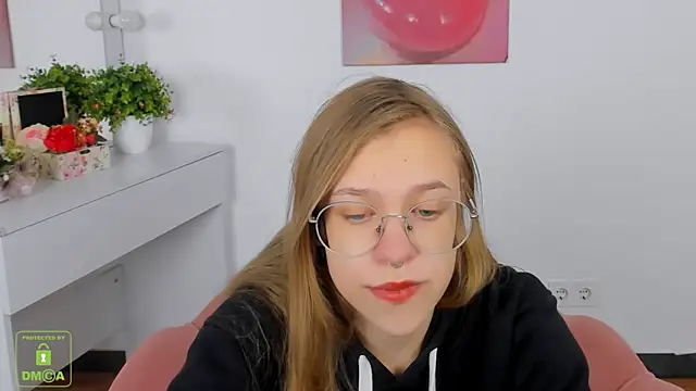 LayriantaVee online show from October 2025 06:12:01 AM