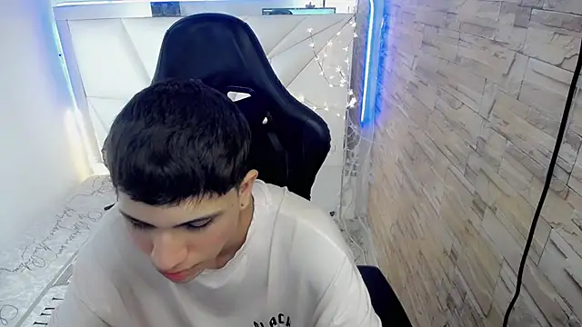 Brayan lopezz online show from December 2024 02:44:01 PM