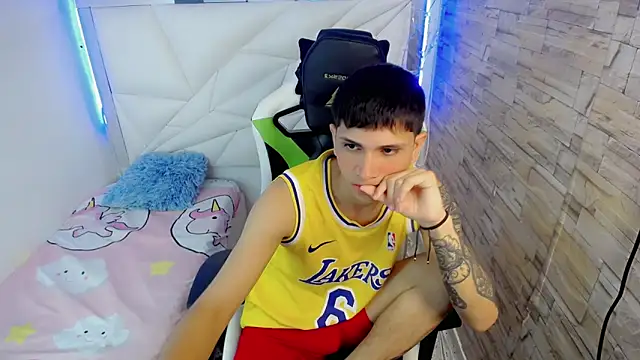 Brayan lopezz online show from January 2025 04:10:01 PM