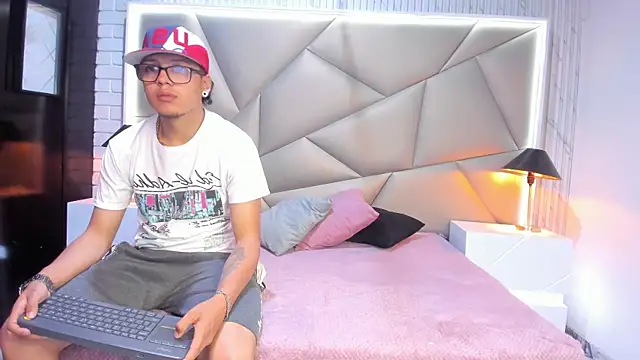 Snapshot of Bonny_Bonss chatting on January 2025 08:06:02 PM Bonny Bonss online show from January 2025 08:06:02 PM