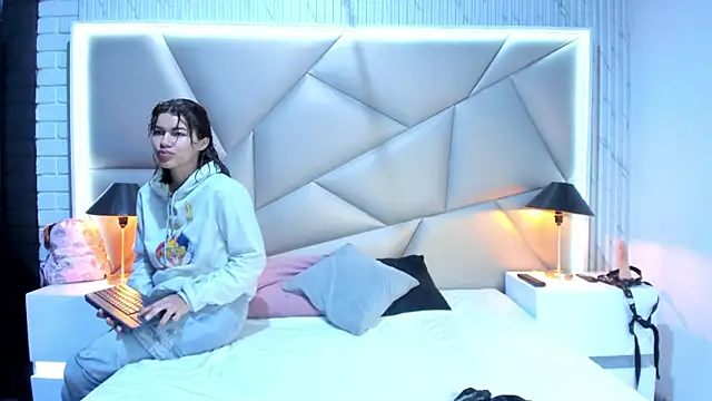 Snapshot of Bonny_Bonss chatting on February 2025 11:12:02 AM Bonny Bonss online show from February 2025 11:12:02 AM